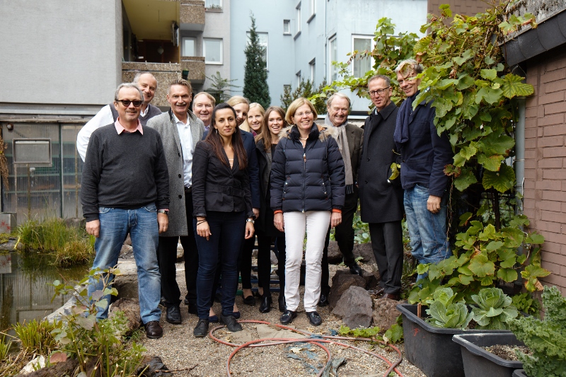 VertreterInnen der Gesamtschule Globus und die UnterstützerInnen des Globus Sinnesgartens