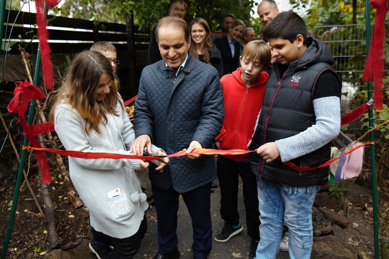 Der Bürgermeister Ercan Kocalar eröffnet zusammen mit zwei SchülerInnen der Gesamtschule Globus den Sinnesgarten